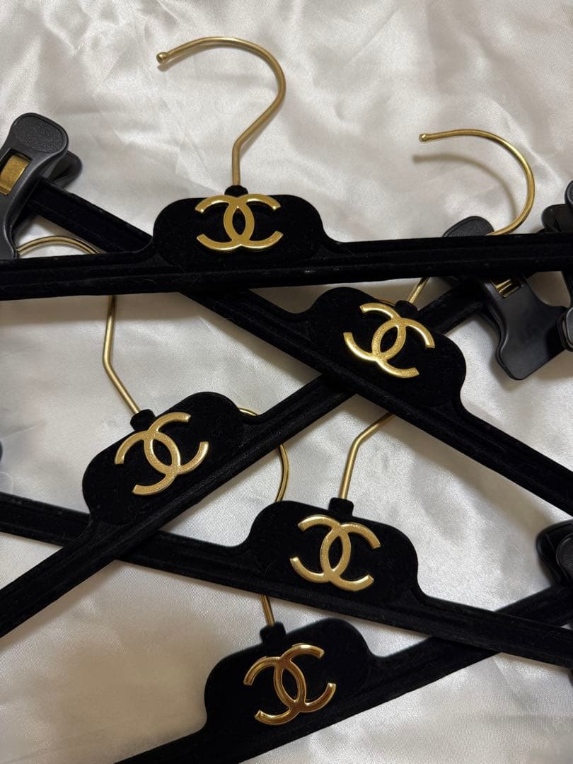 シャネルロゴ付き衣類ハンガー5本セット
