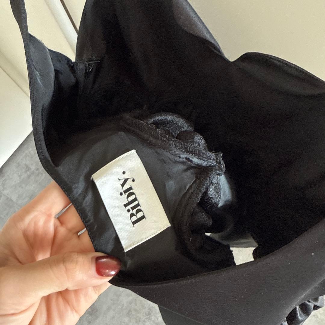 Bibiy.フリル付き黒キャミソール