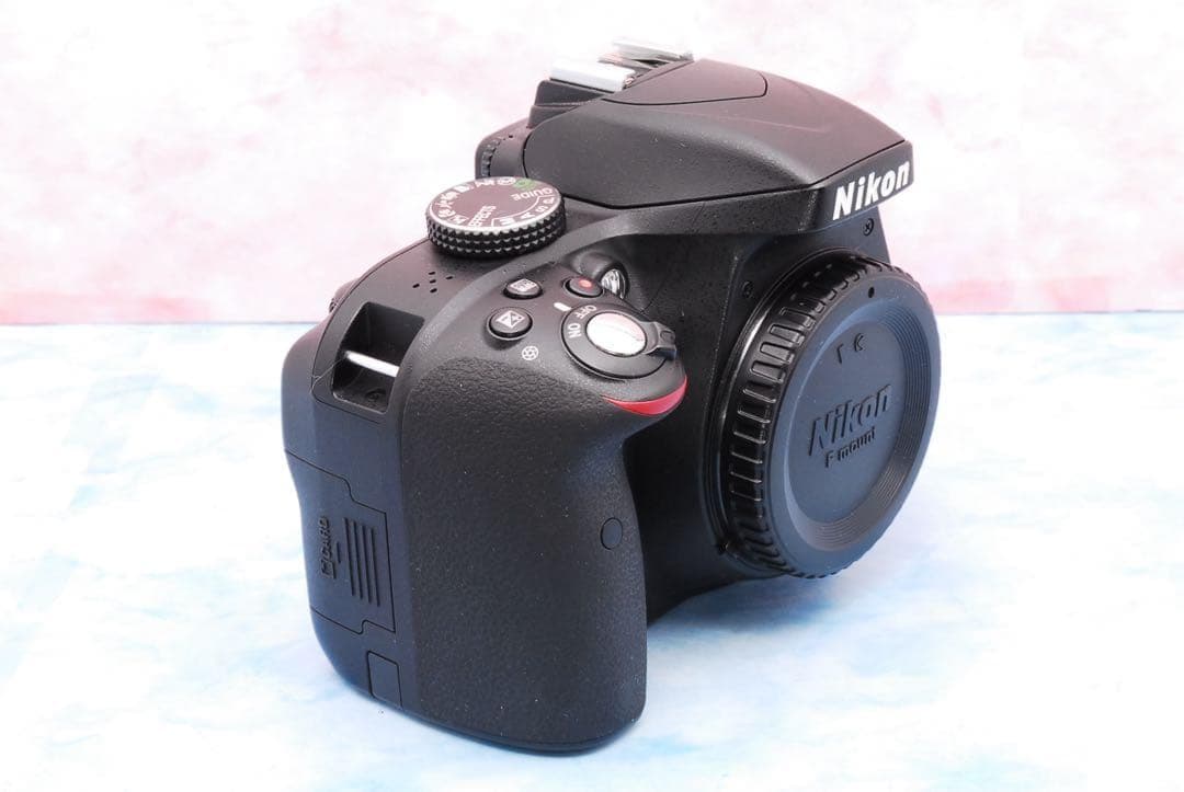 ニコン D3300☆一眼レフカメラ☆バッグ付☆美品＆S数少☆初心者向け