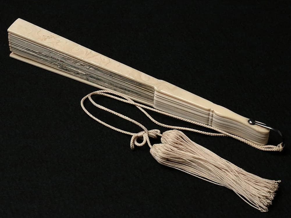 【繍】　★ 文房 彫骨絹面菊花紋折扇 ★　清朝期　彫刻龍紋 刺繍花卉　清供雅玩