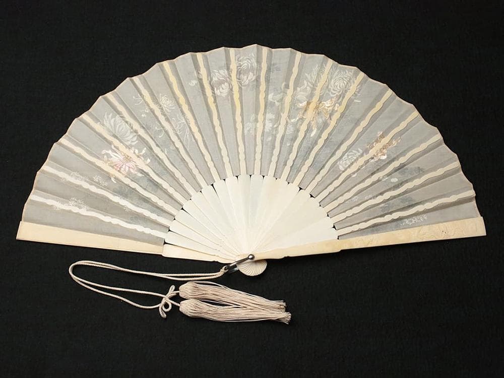 【繍】　★ 文房 彫骨絹面菊花紋折扇 ★　清朝期　彫刻龍紋 刺繍花卉　清供雅玩