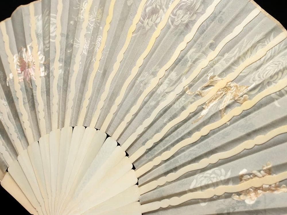 【繍】　★ 文房 彫骨絹面菊花紋折扇 ★　清朝期　彫刻龍紋 刺繍花卉　清供雅玩