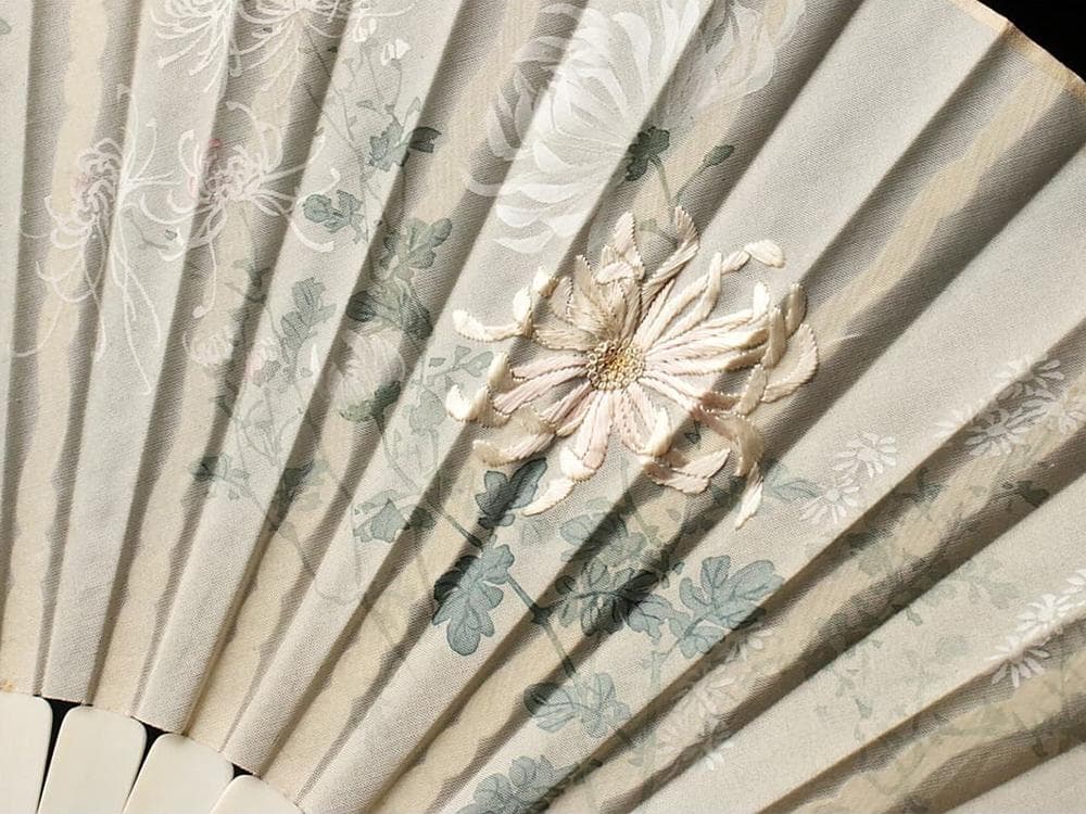 【繍】　★ 文房 彫骨絹面菊花紋折扇 ★　清朝期　彫刻龍紋 刺繍花卉　清供雅玩