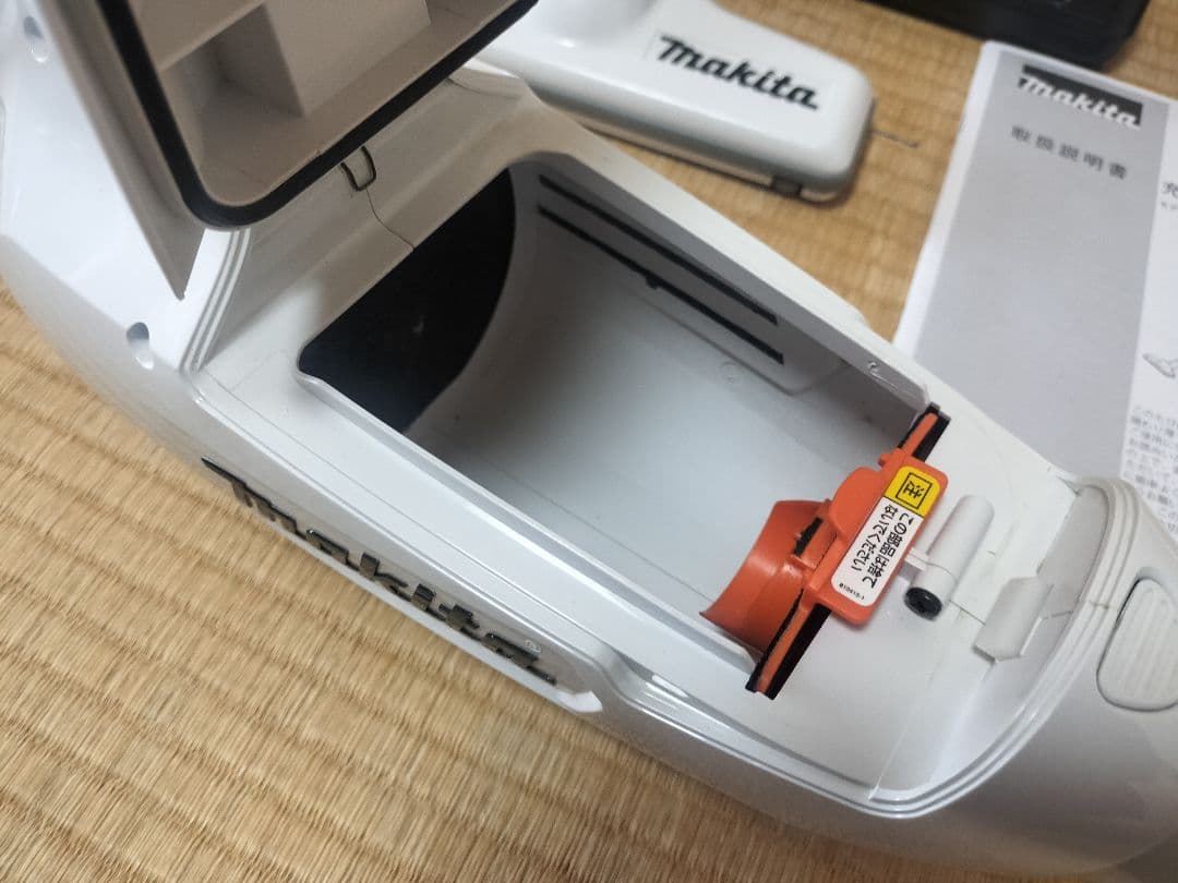 マキタ 充電式クリーナー ホワイト CL107FDSH 充電器付き