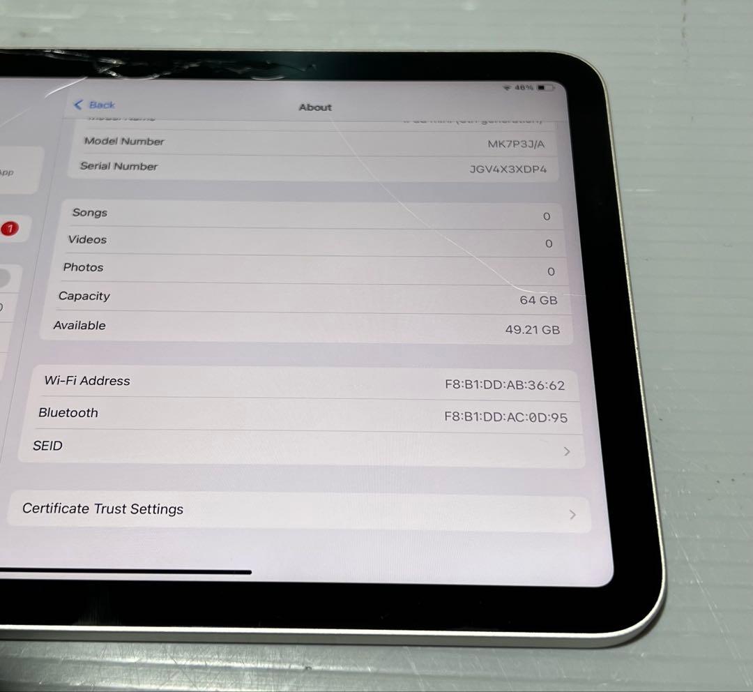 iPadmini6th generation64GB 画面の側面が壊れています。