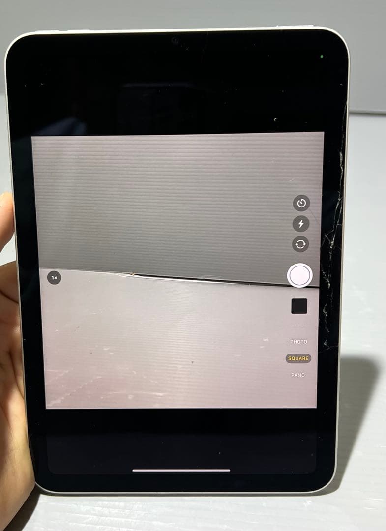 iPadmini6th generation64GB 画面の側面が壊れています。