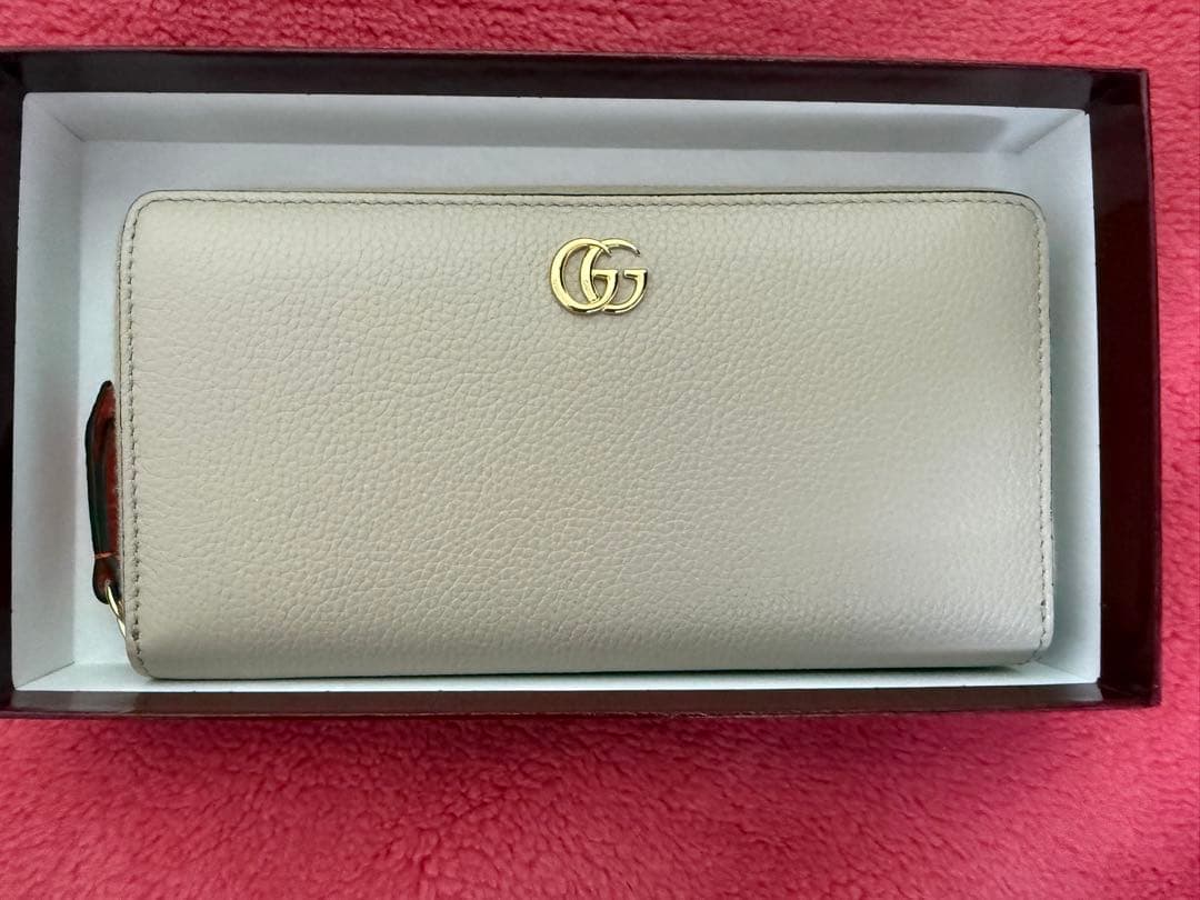 ベージュ レザー ジッパー式長財布 定价93500円