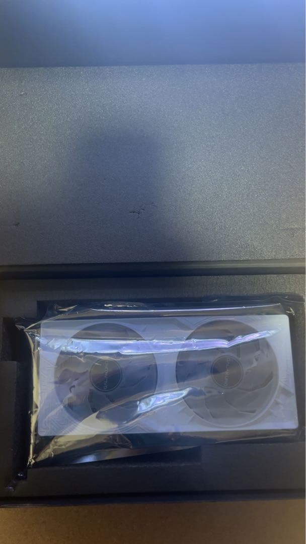 玄人志向　GK-RTX5060Ti-E8GB/WHITE/DF 白グラボ