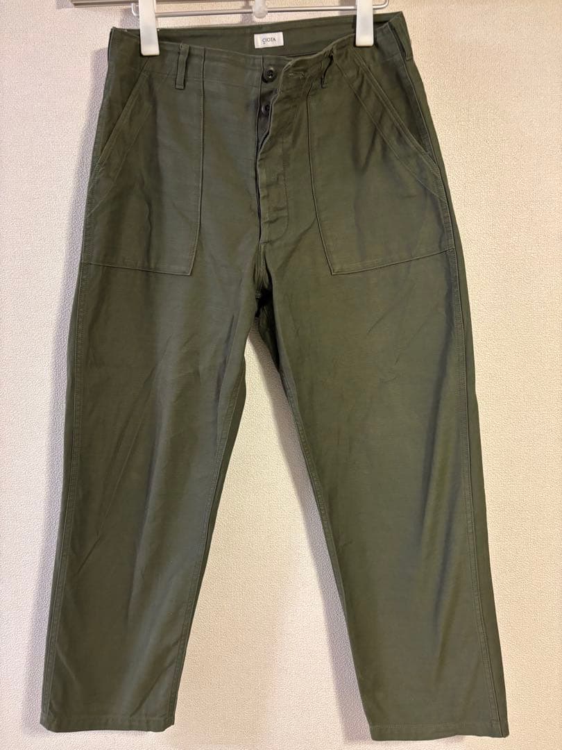 CIOTA シオタ スビンコットンムラ糸バックサテンベイカーパンツ オリーブ