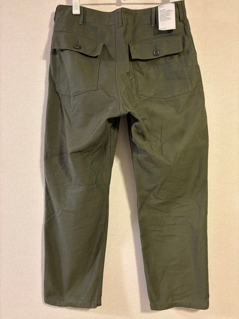 CIOTA シオタ スビンコットンムラ糸バックサテンベイカーパンツ オリーブ