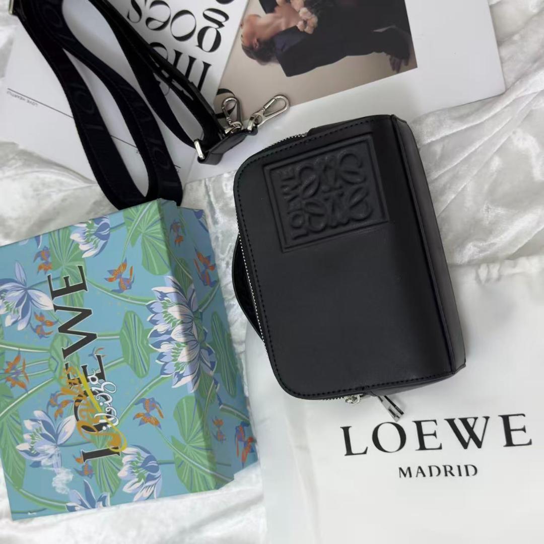 ブラックレザーのメッセンジャーバッグ