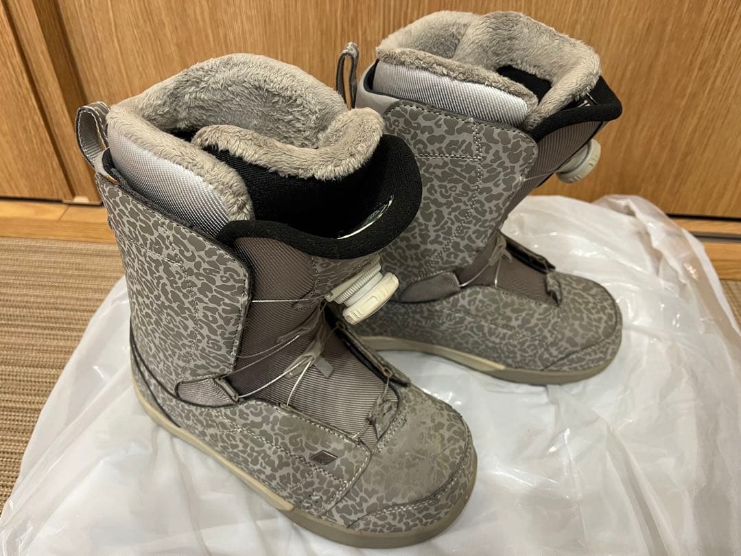 ケーツー　女性用スノーボードブーツ グレー/レオパード柄