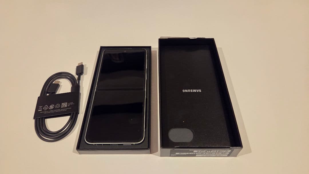 Samsung Galaxy Z Flip6 ミント