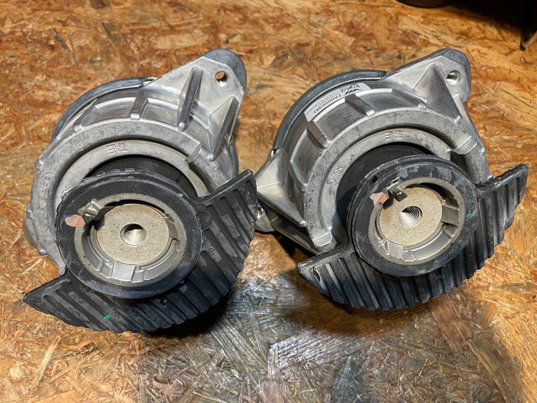 メルセデスベンツ　W204 エンジンマウント ミッションマウント　セット販売