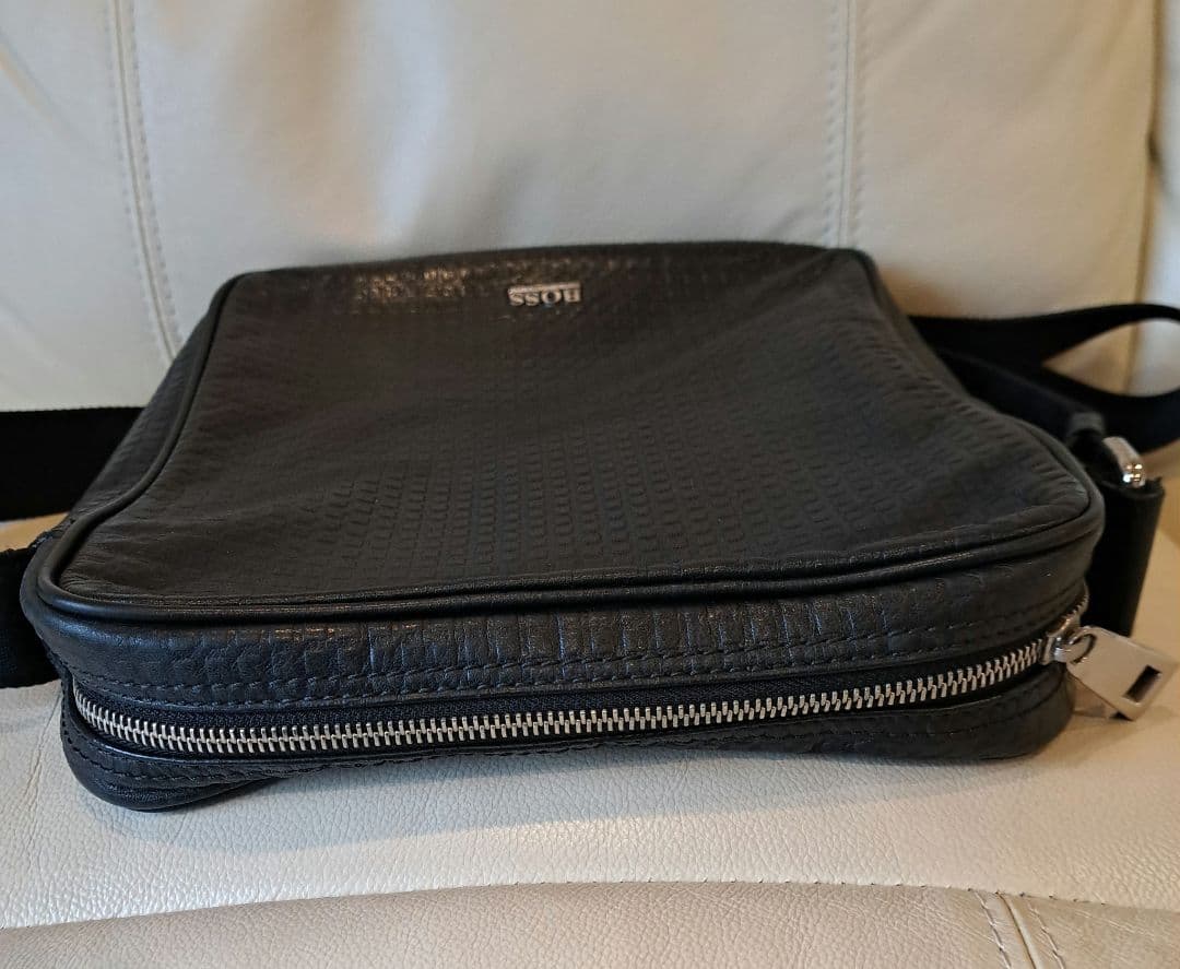 ヒューゴボス　ショルダーバッグ　黒　斜めがけ　ベルトロゴ　格子　オールレザー