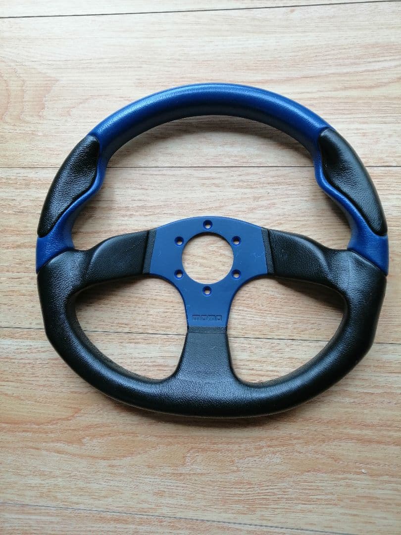 WAT 。 MOMO ステアリング /青　正規品。