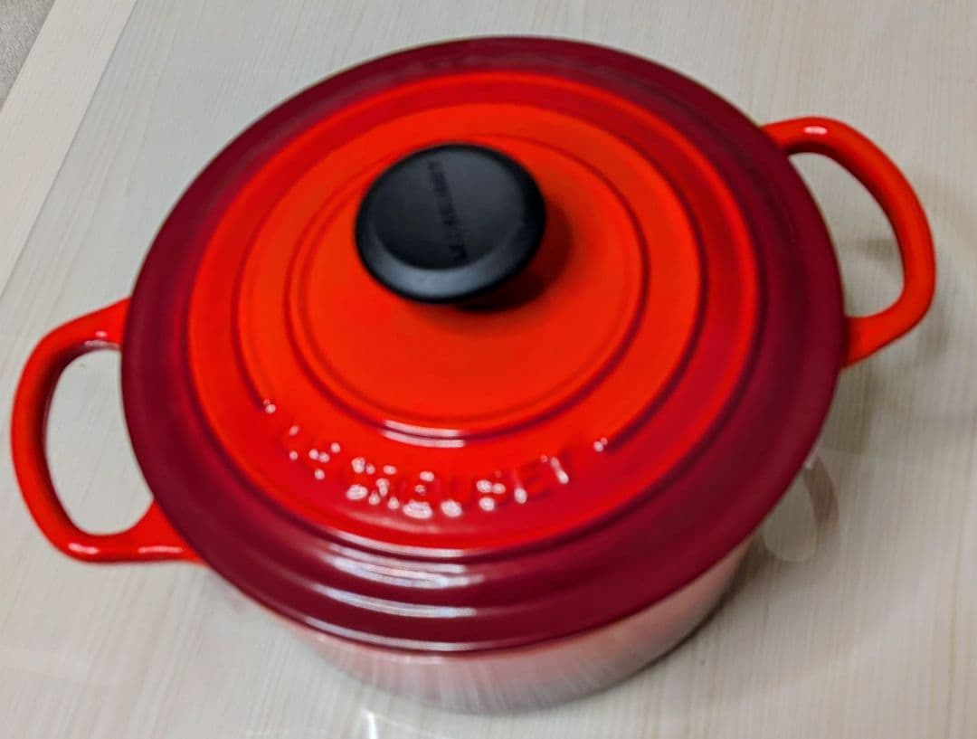 LE CREUSET 　フランスの有名ブランド　ル・クルーゼ　チェリーレッド