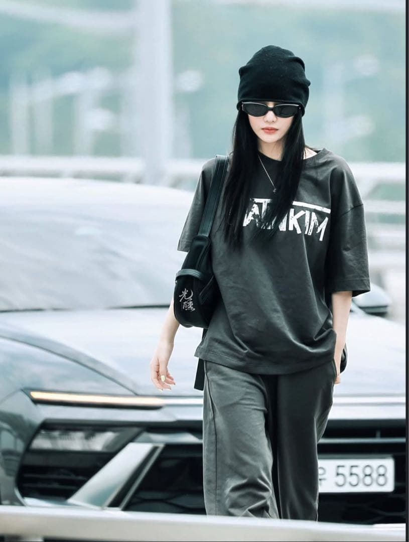 Matin Kim HANGEUL LOGO BIG Tシャツ