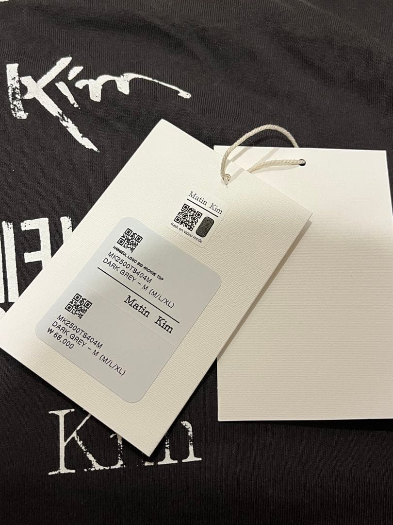 Matin Kim HANGEUL LOGO BIG Tシャツ