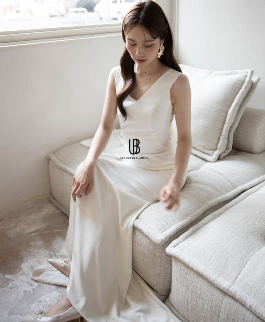アーバンブランシュ　ウェディングドレス　Vネック　スレンダードレス　バックリボン
