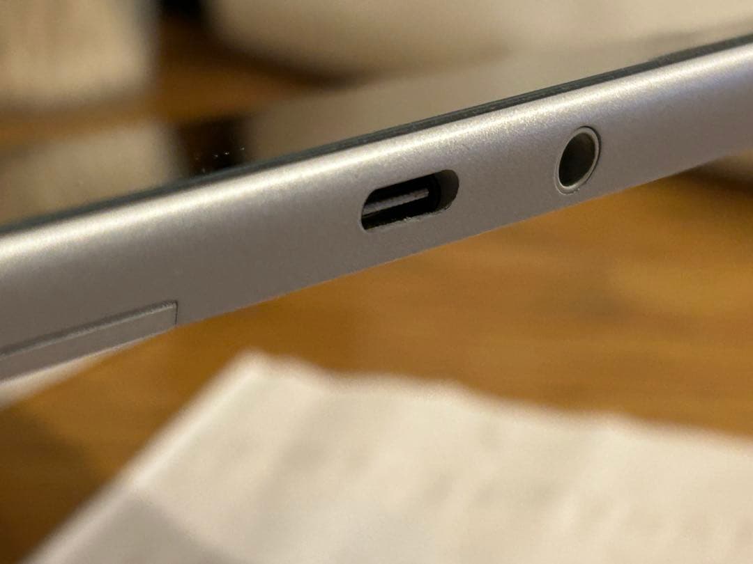 Microsoft Surface GO2 本体と充電器