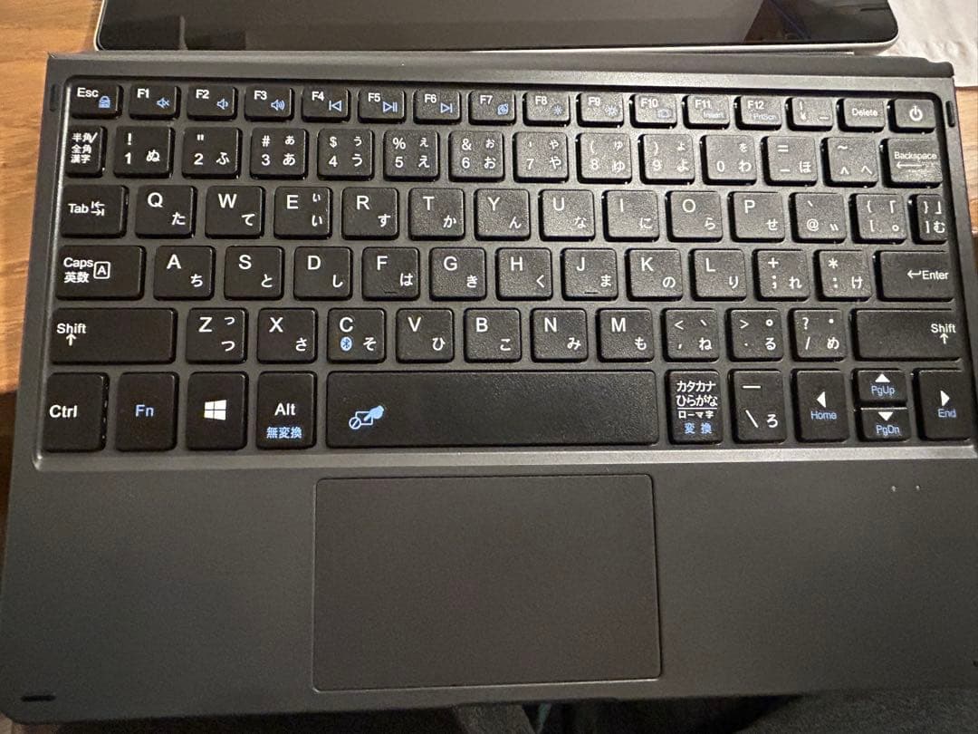 Microsoft Surface GO2 本体と充電器