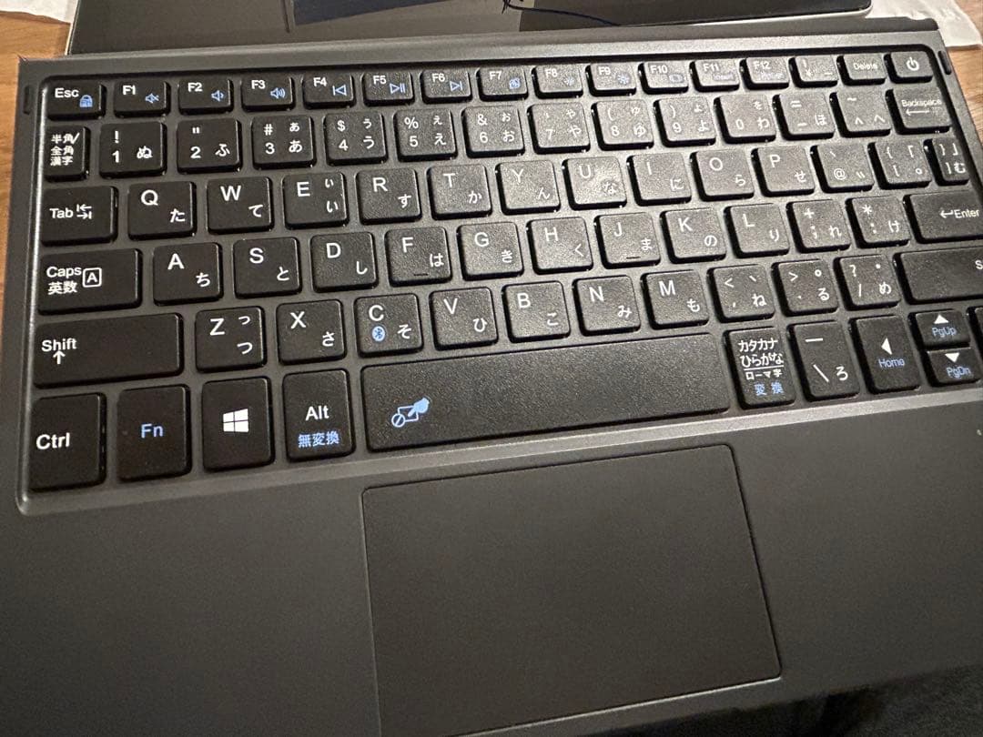 Microsoft Surface GO2 本体と充電器