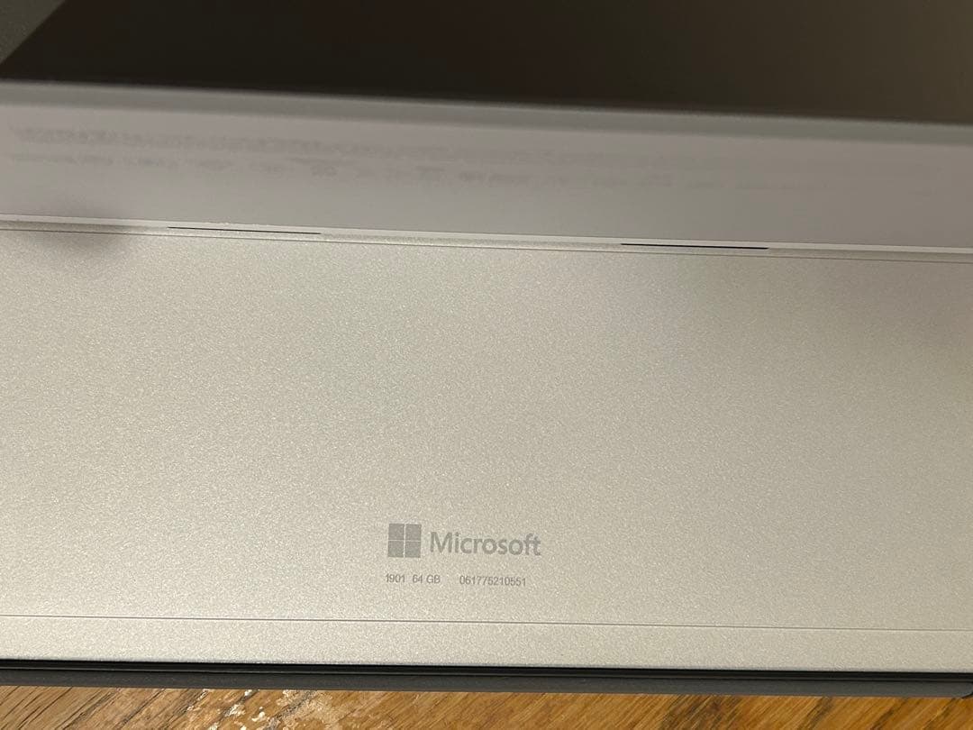 Microsoft Surface GO2 本体と充電器