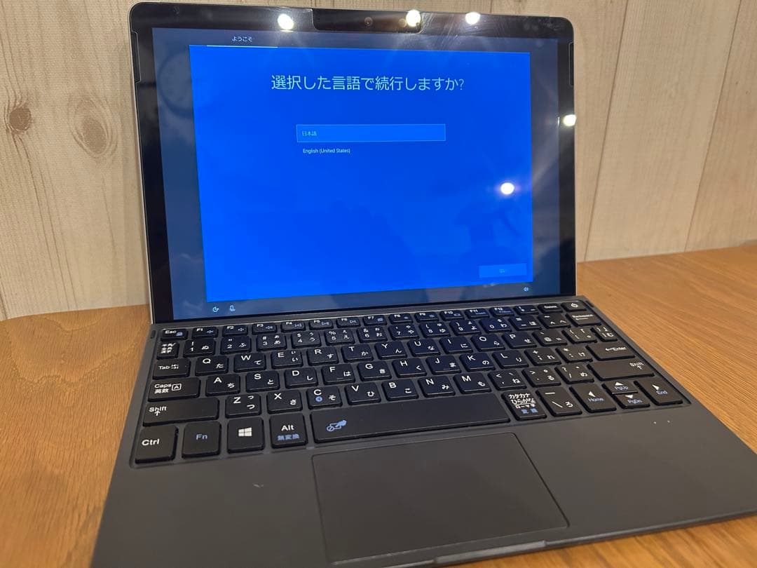 Microsoft Surface GO2 本体と充電器