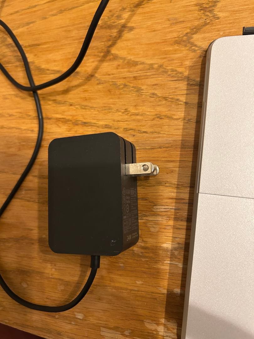 Microsoft Surface GO2 本体と充電器