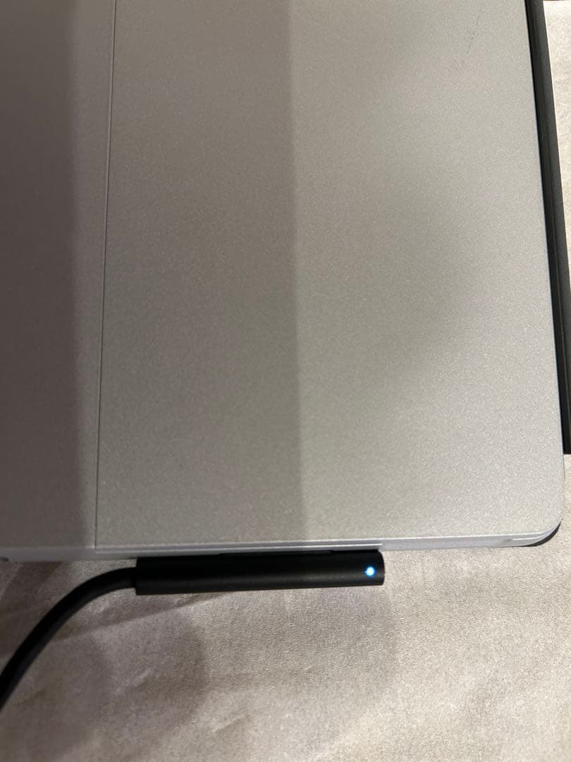 Microsoft Surface GO2 本体と充電器