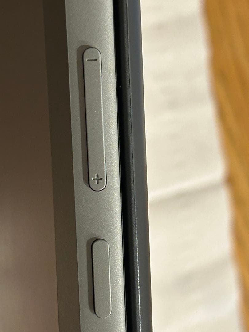 Microsoft Surface GO2 本体と充電器