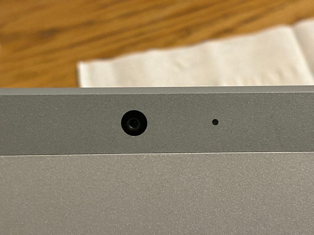 Microsoft Surface GO2 本体と充電器