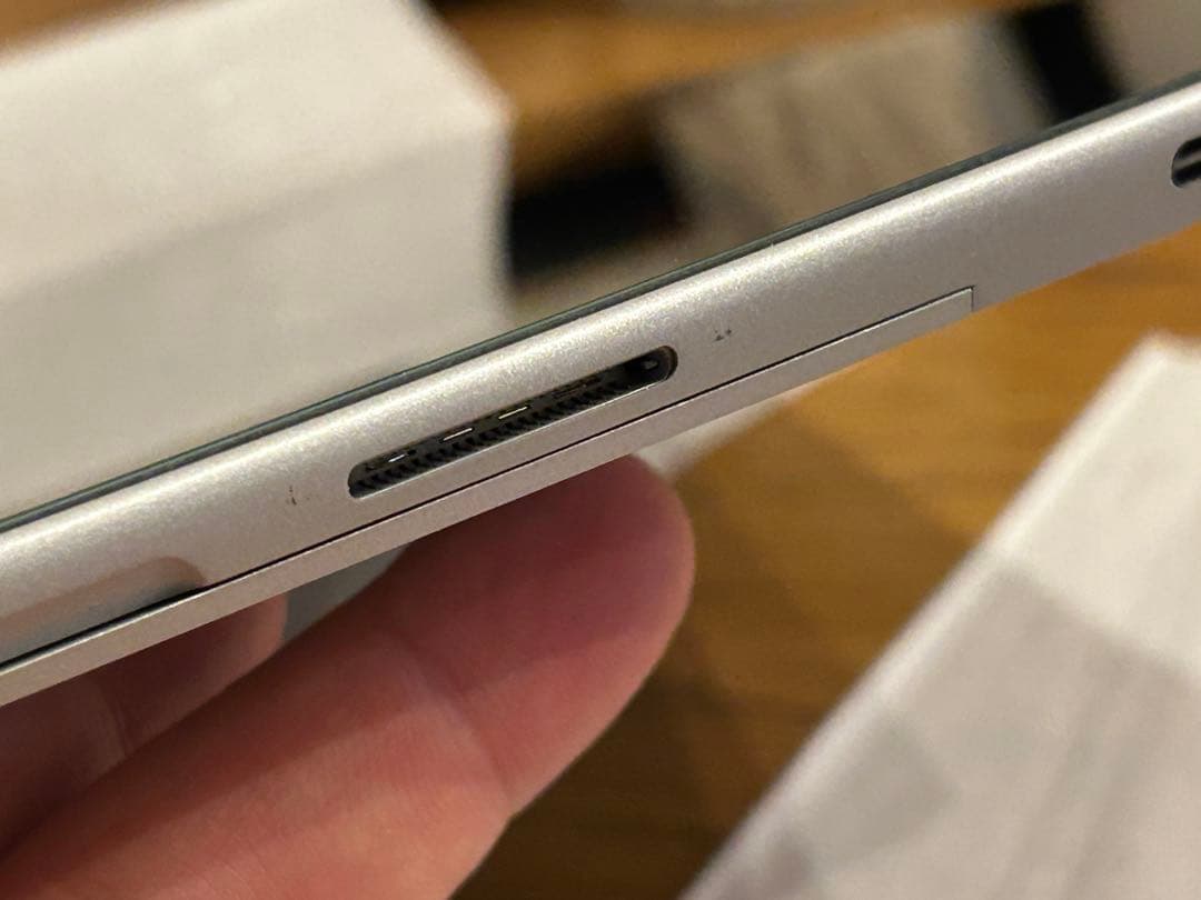 Microsoft Surface GO2 本体と充電器