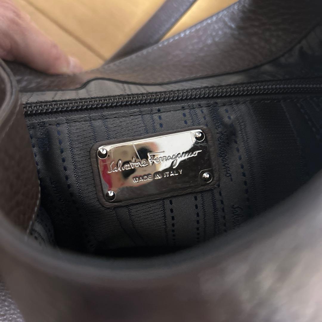 サルバトーレフェラガモ　ブラウン　ショルダーバッグ