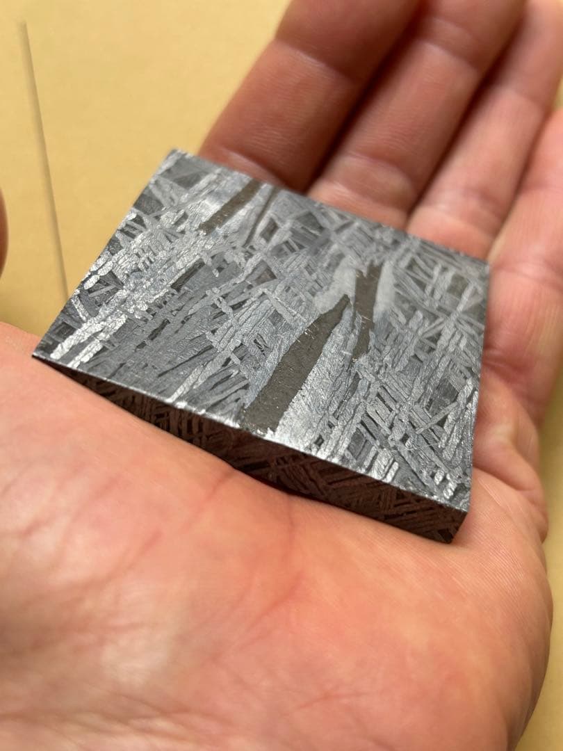 も*も様 アルタイ鉄隕石　パワーストーン 美しいスクエアシェイプ　約229.15