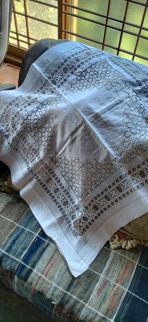 ロンドンのアンティーク屋さんでみつけたスレッドレースのテーブルクロス