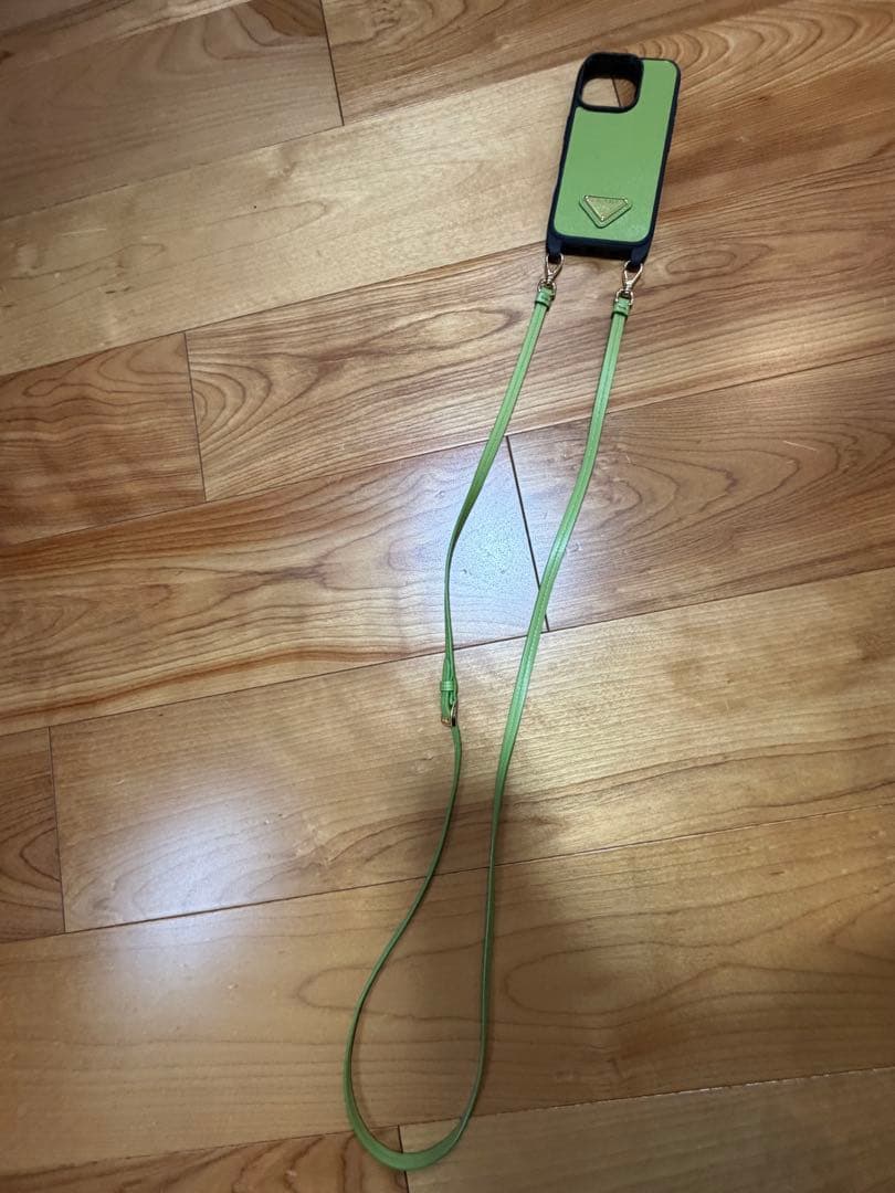 PRADA ストラップ付きケース ライトグリーン　iPhone16pro