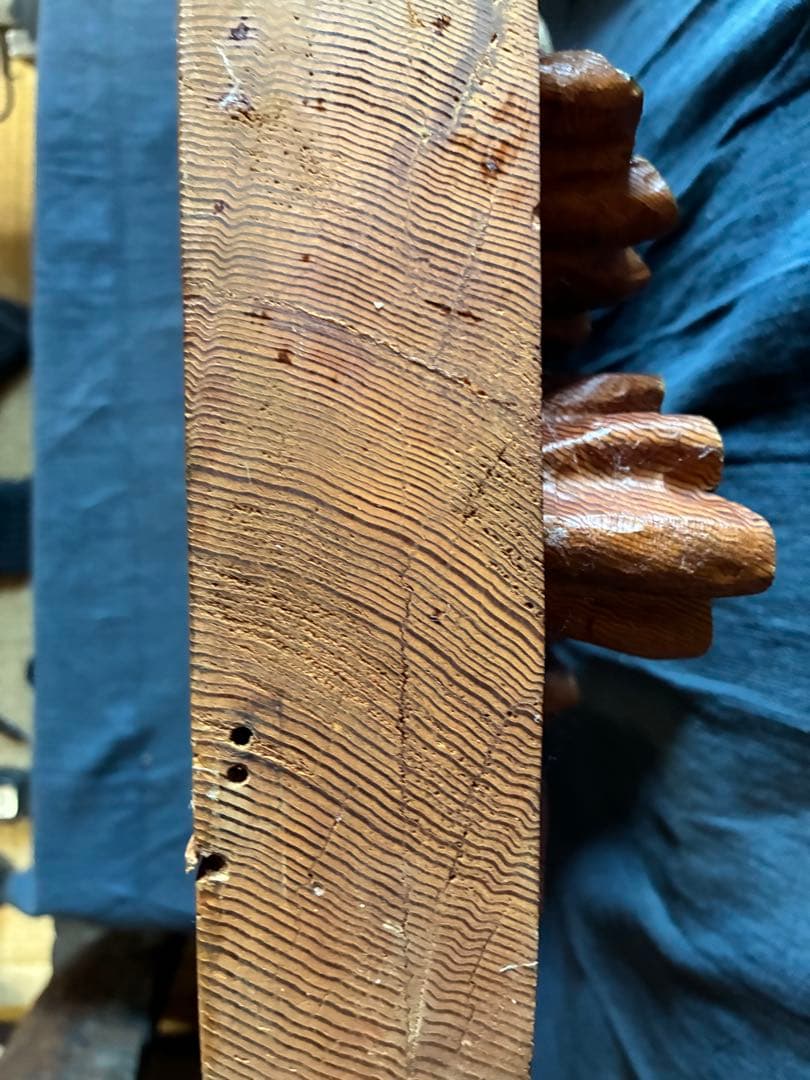 クヌギに登ってドングリを食べるリス　レリーフ　一枚板に浮き彫り