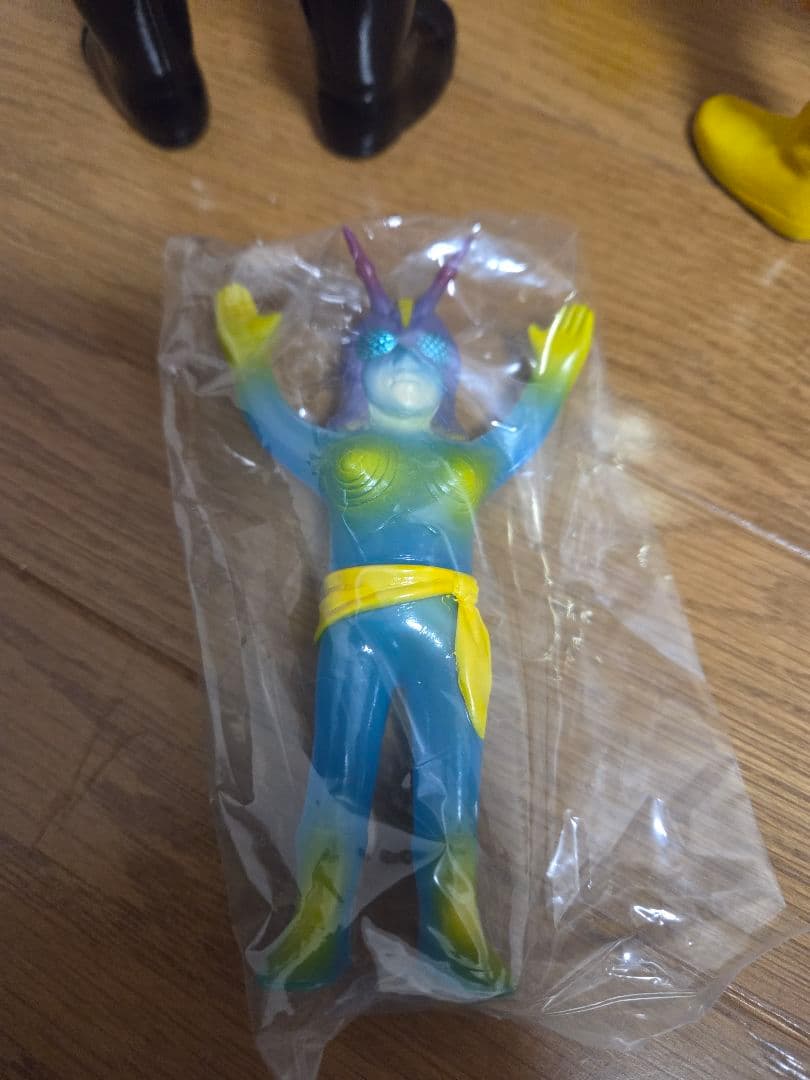 東映レトロソフビコレクション　蜂女(新色)+ミニソフビ