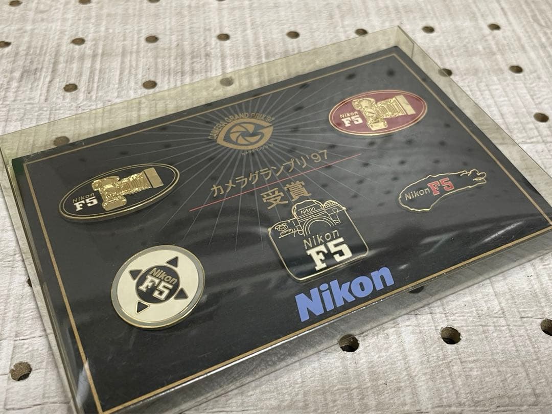 希少品 Nikon ニコン F5 カメラグランプリ'97受賞 ピンバッジセット