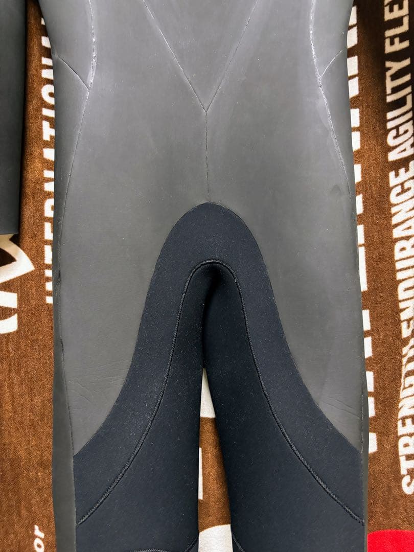 セミドライ　５×３㎜　未使用品　ウェットスーツ　ＬＢ