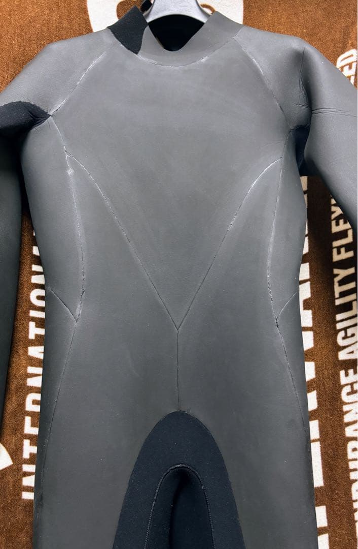 セミドライ　５×３㎜　未使用品　ウェットスーツ　ＬＢ