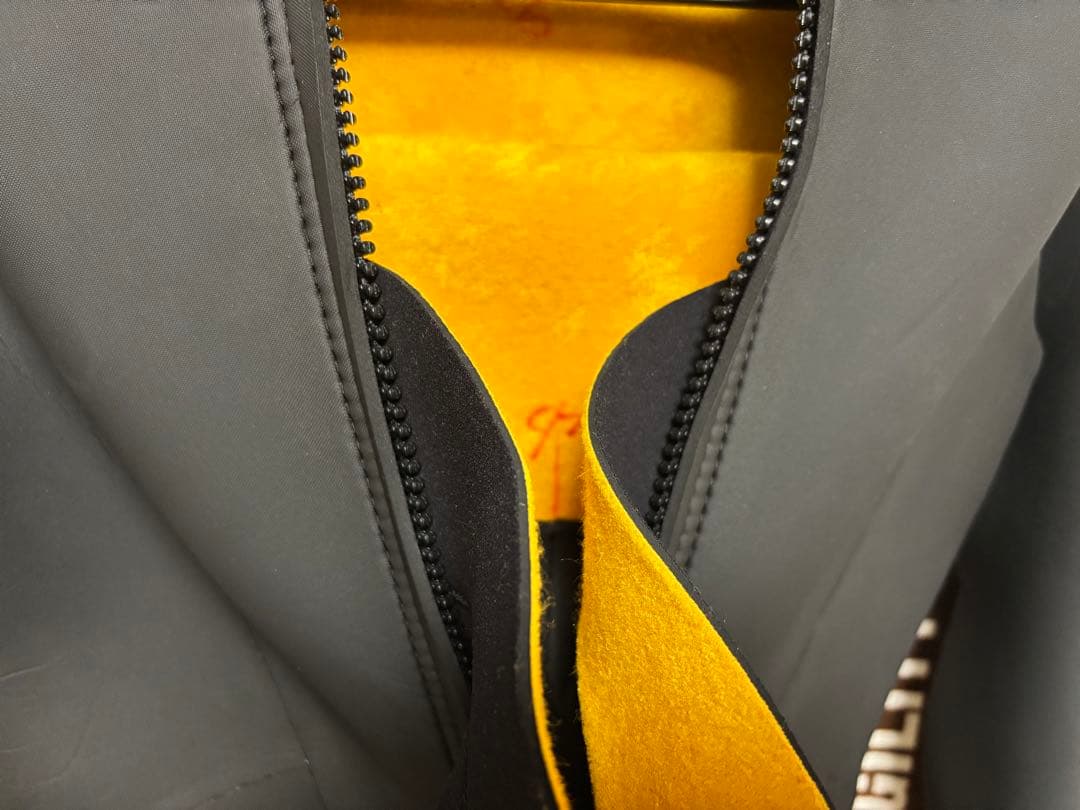 セミドライ　５×３㎜　未使用品　ウェットスーツ　ＬＢ