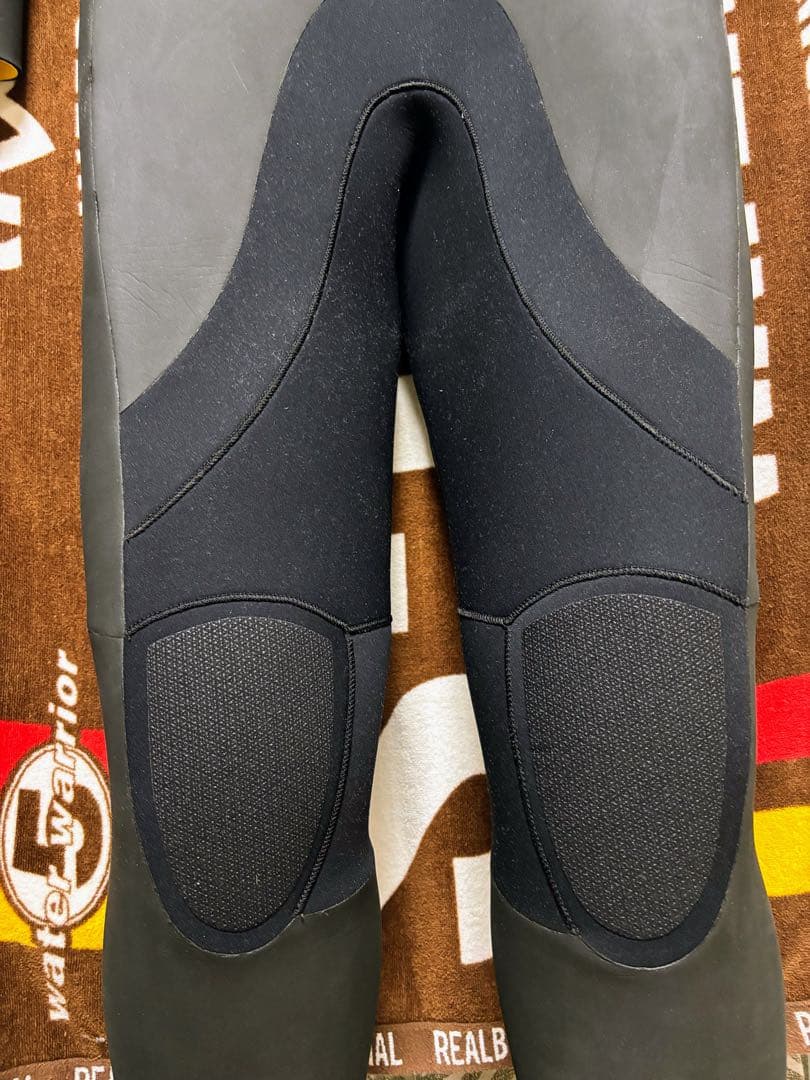 セミドライ　５×３㎜　未使用品　ウェットスーツ　ＬＢ