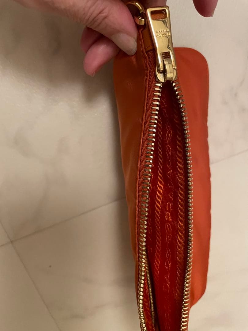 PRADA オレンジ クラッチバッグ