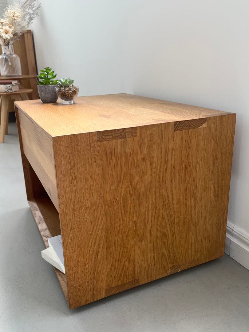 オーク無垢材の木製サイドテーブル