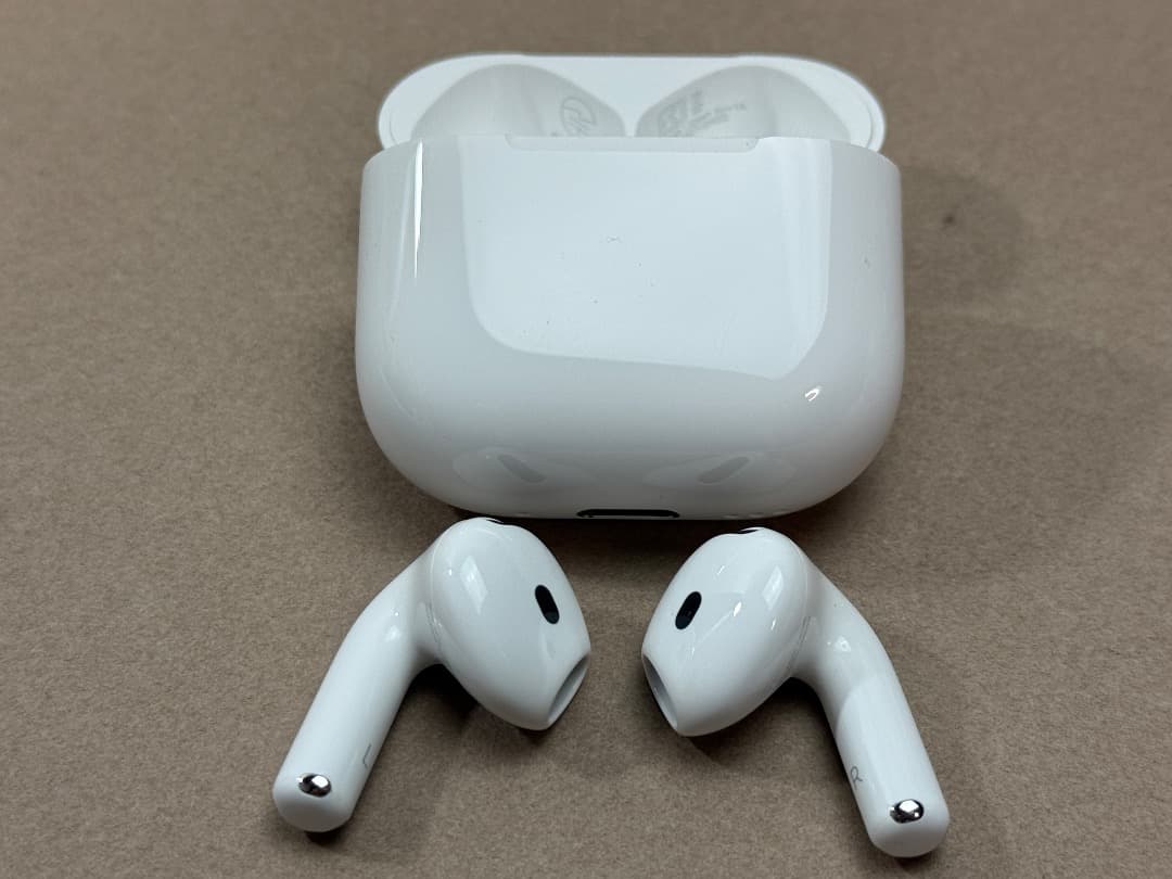 美品　Apple AirPods 4 (ANC)