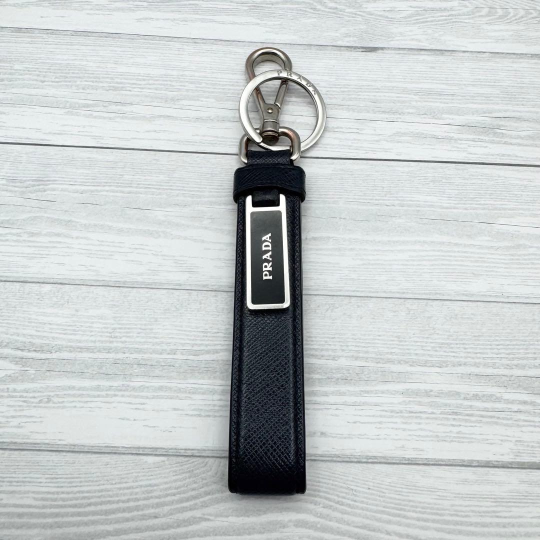 【美品】PRADA　サフィアーノレザー　キーホルダー　　レザー ネイビー