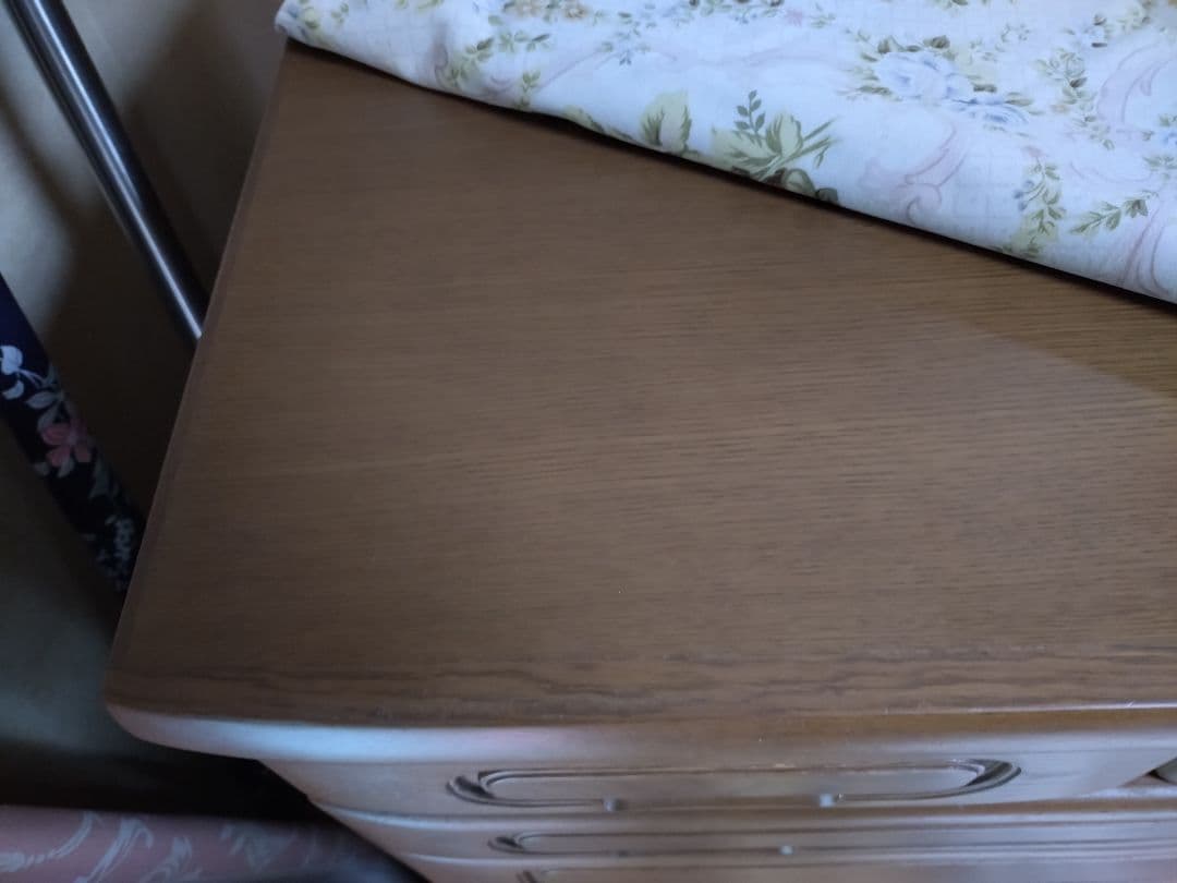 ナラ材のチェスト